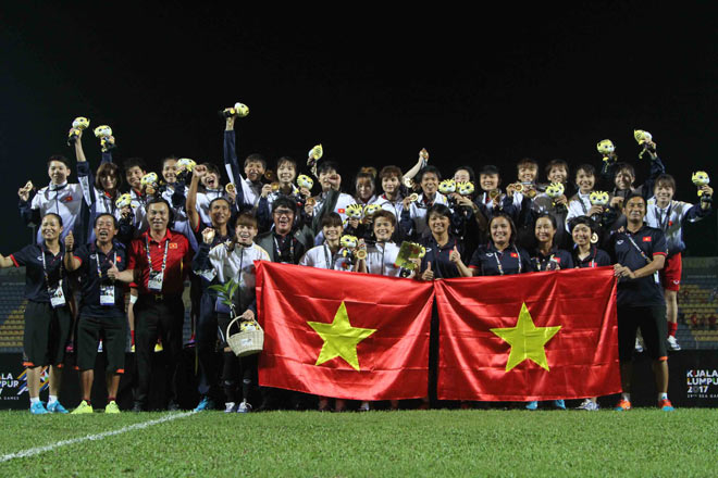 Đội tuyển nữ Việt Nam vỡ òa ăn mừng lập kỉ lục HCV SEA Games - 9