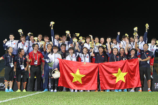 Đội tuyển nữ Việt Nam vỡ òa ăn mừng lập kỉ lục HCV SEA Games - 10