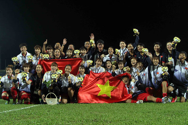 Đội tuyển nữ Việt Nam vỡ òa ăn mừng lập kỉ lục HCV SEA Games - 11