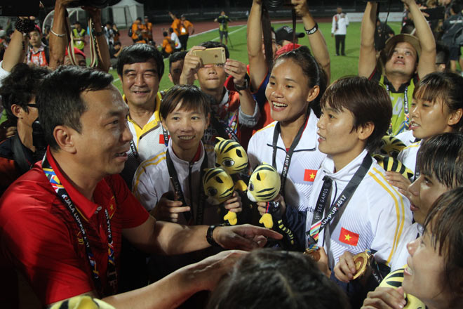 Đội tuyển nữ Việt Nam vỡ òa ăn mừng lập kỉ lục HCV SEA Games - 12