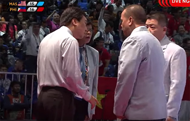 Chấn động SEA Games: Trọng tài "đè ngửa" máy tính dâng HCV cho chủ nhà Chấn động SEA Games: Trọng tài "đè ngửa" máy tính dâng HCV cho chủ nhà