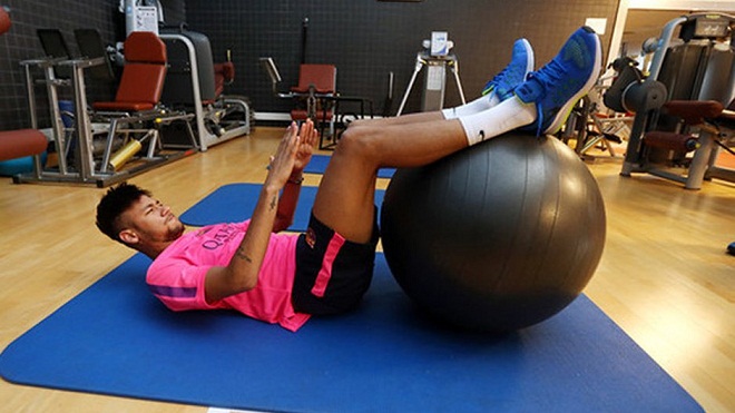 Neymar: Từ gầy trơ xương sườn tới mỹ nam cơ bắp &#34;chất lượng vàng&#34; - 3