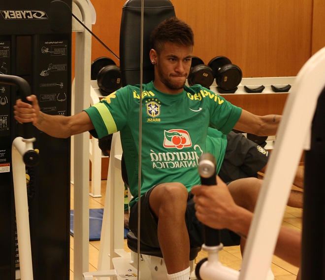 Neymar: Từ gầy trơ xương sườn tới mỹ nam cơ bắp &#34;chất lượng vàng&#34; - 6