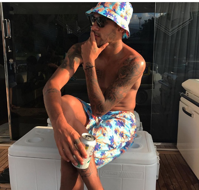 Neymar: Từ gầy trơ xương sườn tới mỹ nam cơ bắp &#34;chất lượng vàng&#34; - 11