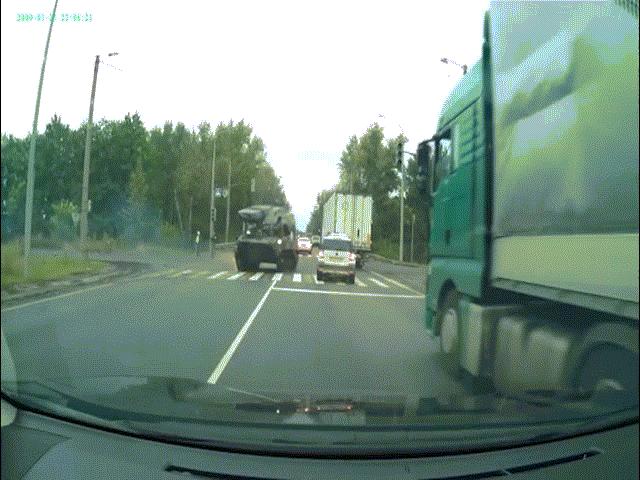 Lính Nga lái xe tăng ra phố, đâm ô tô rồi vẫy tay xin lỗi