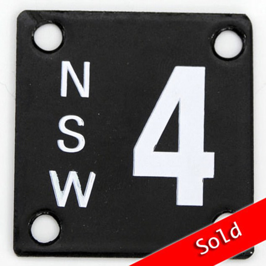 Biển số xe chỉ có một số "4". Ảnh: Daily Mail