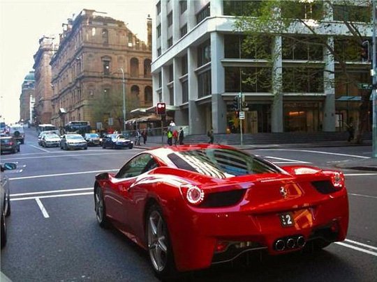 Chiếc xe Ferrari màu đỏ mang biển số "2". Ảnh: Daily Mail