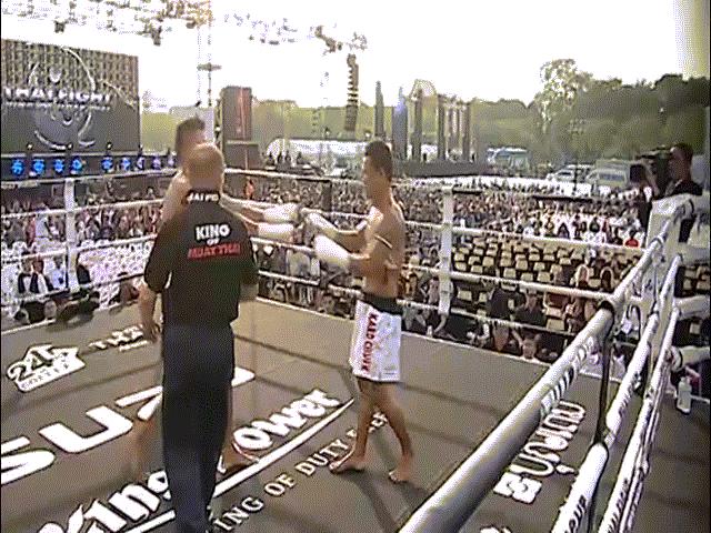 UFC: "Gấu Nga" tung đòn Muay Thái như bay, khóa cổ hạ đối thủ 1 UFC: "Gấu Nga" tung đòn Muay Thái như bay, khóa cổ hạ đối thủ 1
