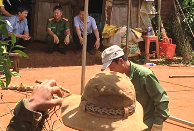 Vợ dùng cuốc đánh chết chồng rồi lên công an đầu thú Vợ dùng cuốc đánh chết chồng rồi lên công an đầu thú