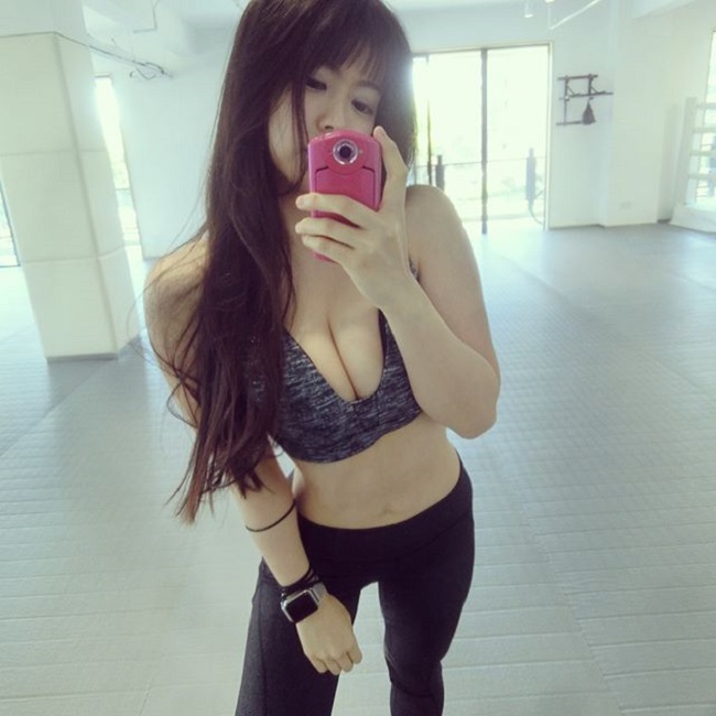 Cô làm mọi thứ để mình trở nên sexy hơn. Trong đó có việc tập gym điên cuồng để cải thiện số đo hình thể. 