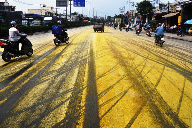 Xe tải “rải” hóa chất, người đi đường nhắm mắt, bịt mũi tháo chạy - 1