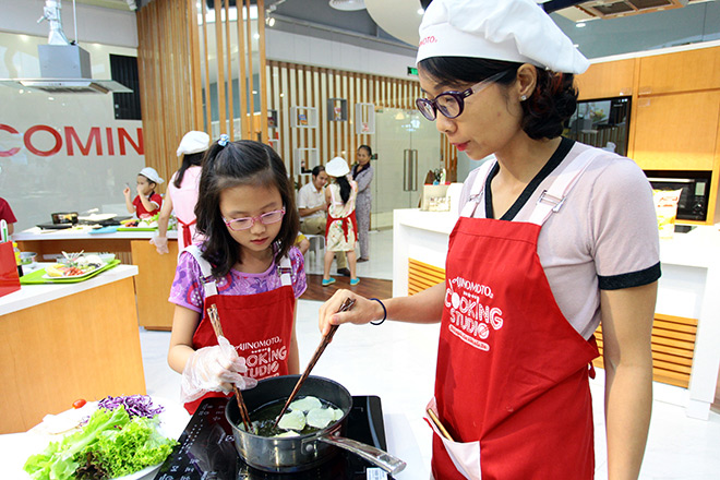 Khó tin lớp học nấu nướng miễn phí trong căn bếp “sang chảnh” nhất Hà Nội - 7