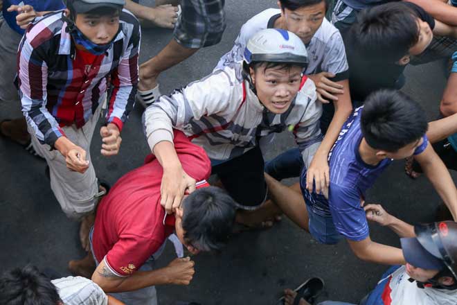 Cả trăm “cô hồn sống” lao vào hứng “mưa tiền” gây náo loạn đường phố Cả trăm “cô hồn sống” lao vào hứng “mưa tiền” gây náo loạn đường phố