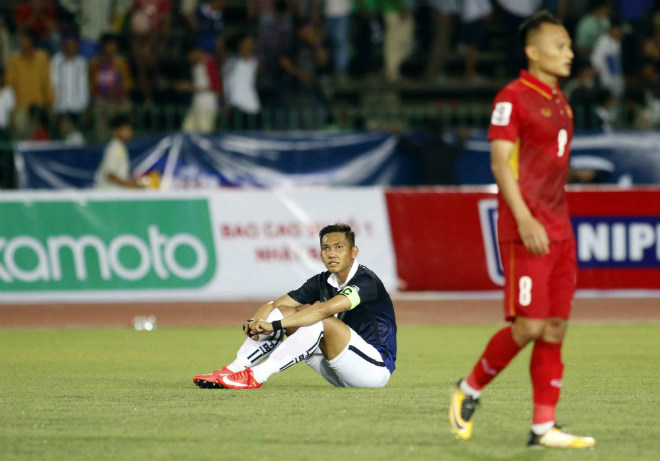 Thắng đầy cảm xúc Campuchia, ĐT Việt Nam hát quốc ca cùng CĐV - 2