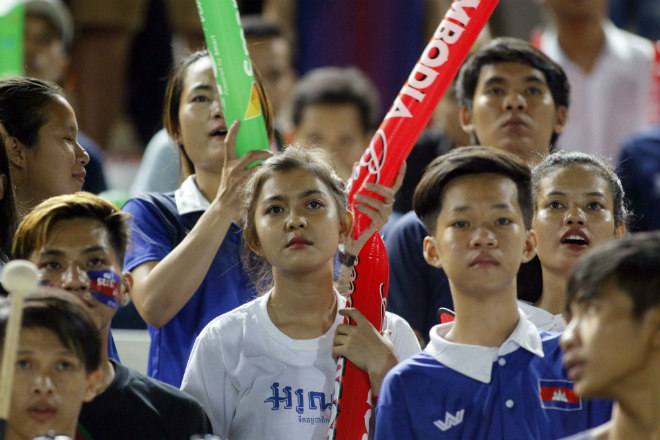 Thắng đầy cảm xúc Campuchia, ĐT Việt Nam hát quốc ca cùng CĐV - 4