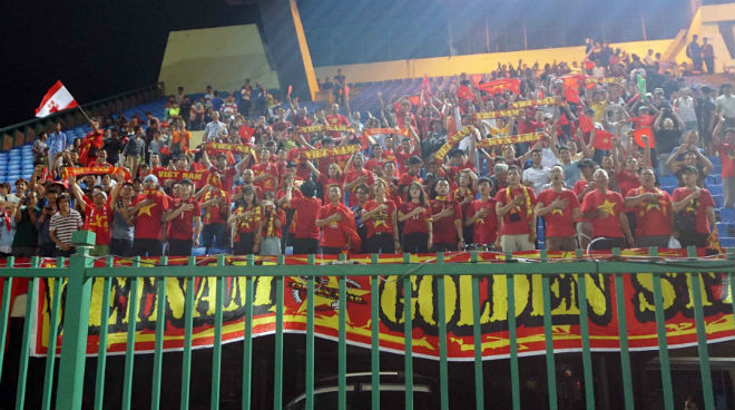 Thắng đầy cảm xúc Campuchia, ĐT Việt Nam hát quốc ca cùng CĐV - 7