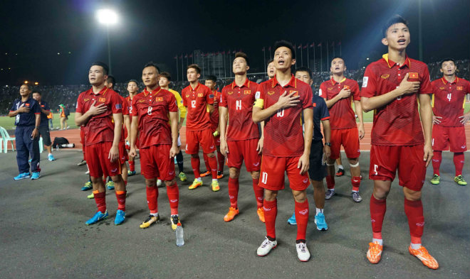 Thắng đầy cảm xúc Campuchia, ĐT Việt Nam hát quốc ca cùng CĐV - 8