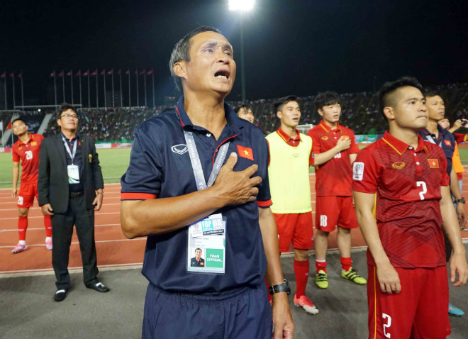 Thắng đầy cảm xúc Campuchia, ĐT Việt Nam hát quốc ca cùng CĐV - 9