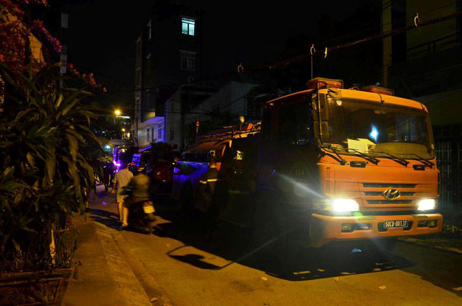 8 người mắc kẹt trong biển lửa ở SG, cứu được 7 người - 2
