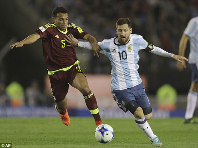 Video, kết quả bóng đá Argentina - Venezuela: Messi mất hút, đối mặt hiểm nguy - 1