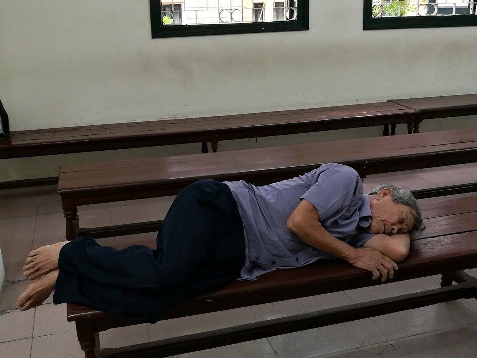 Nhói lòng cảnh con trai dìu bố gần 80 tuổi đến tòa vì hiếp dâm trẻ em Nhói lòng cảnh con trai dìu bố gần 80 tuổi đến tòa vì hiếp dâm trẻ em