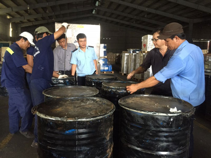 Ph&aacute;t hiện hơn 1.000 kg ng&agrave; voi n&uacute;p trong... th&ugrave;ng phuy - 2