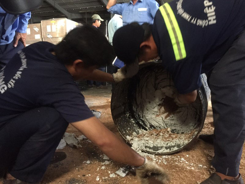 Ph&aacute;t hiện hơn 1.000 kg ng&agrave; voi n&uacute;p trong... th&ugrave;ng phuy - 3