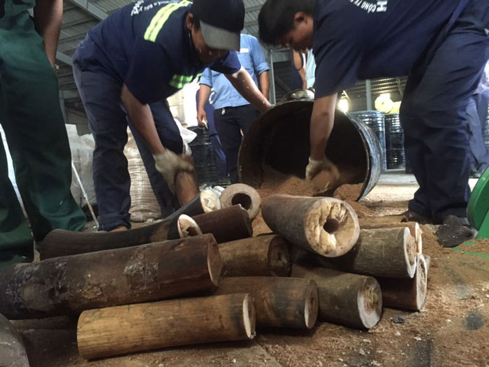 Ph&aacute;t hiện hơn 1.000 kg ng&agrave; voi n&uacute;p trong... th&ugrave;ng phuy - 4