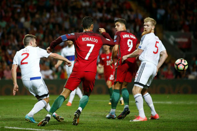 "Sát thủ" Ronaldo: Sao sáng hay chuyên gia “ỷ mạnh hiếp yếu”? "Sát thủ" Ronaldo: Sao sáng hay chuyên gia “ỷ mạnh hiếp yếu”?