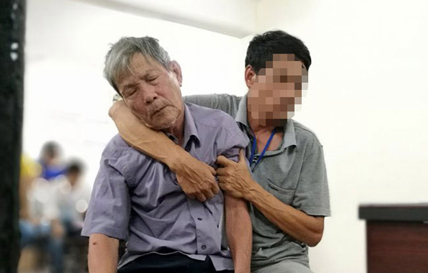 Vì sao cụ ông hiếp dâm bé gái được về nhà sau tuyên án? Vì sao cụ ông hiếp dâm bé gái được về nhà sau tuyên án?
