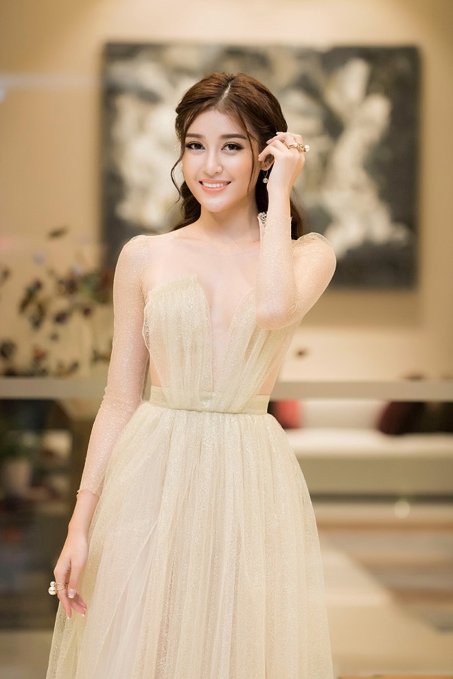 Huyền My mặc mỏng như sương, đẹp tựa "tiên nữ giáng trần" - 3