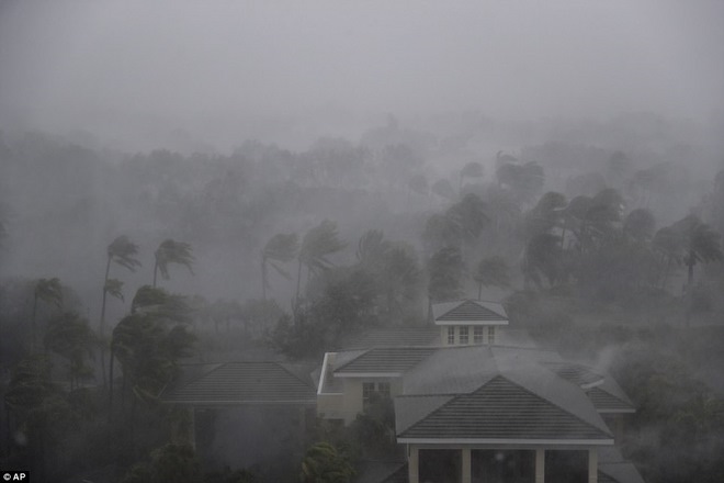 Siêu bão &#34;quái vật&#34; Irma đổ bộ vào Mỹ, sóng cao 5 mét tạt bờ - 1