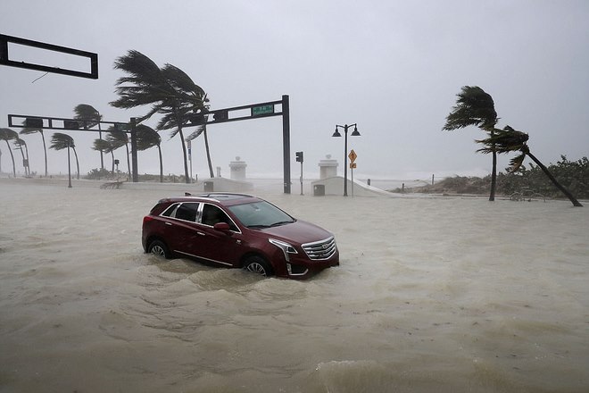 Siêu bão &#34;quái vật&#34; Irma đổ bộ vào Mỹ, sóng cao 5 mét tạt bờ - 2