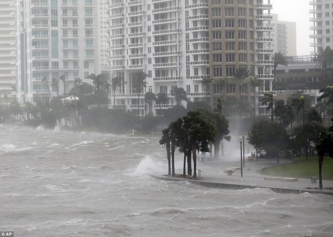 Siêu bão &#34;quái vật&#34; Irma đổ bộ vào Mỹ, sóng cao 5 mét tạt bờ - 5