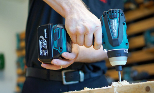 Hướng dẫn c&aacute;ch kiểm tra m&aacute;y khoan Makita ch&iacute;nh h&atilde;ng - 3