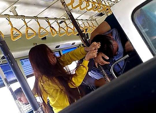 Tiếp viên và đôi nam nữ lao vào giật tóc, đấm nhau túi bụi trên xe buýt Tiếp viên và đôi nam nữ lao vào giật tóc, đấm nhau túi bụi trên xe buýt