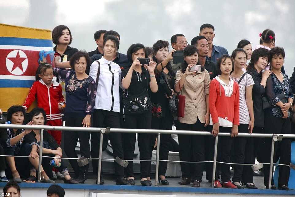 Mặc thế giới, dân Triều Tiên vui tươi đi du thuyền - 3