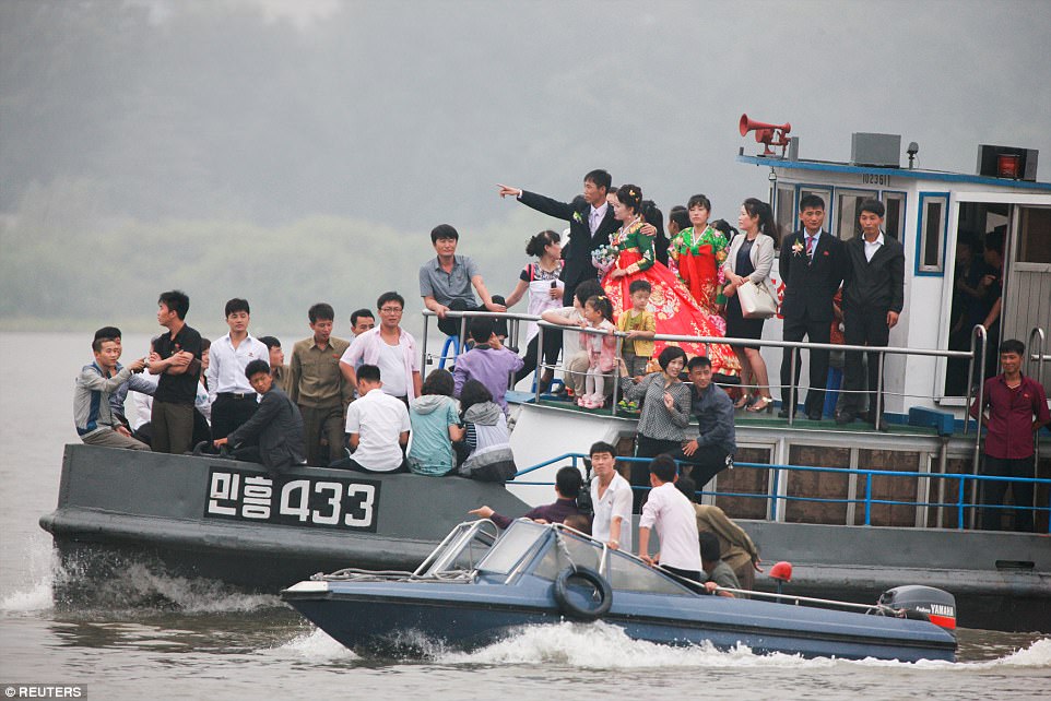 Mặc thế giới, dân Triều Tiên vui tươi đi du thuyền - 1