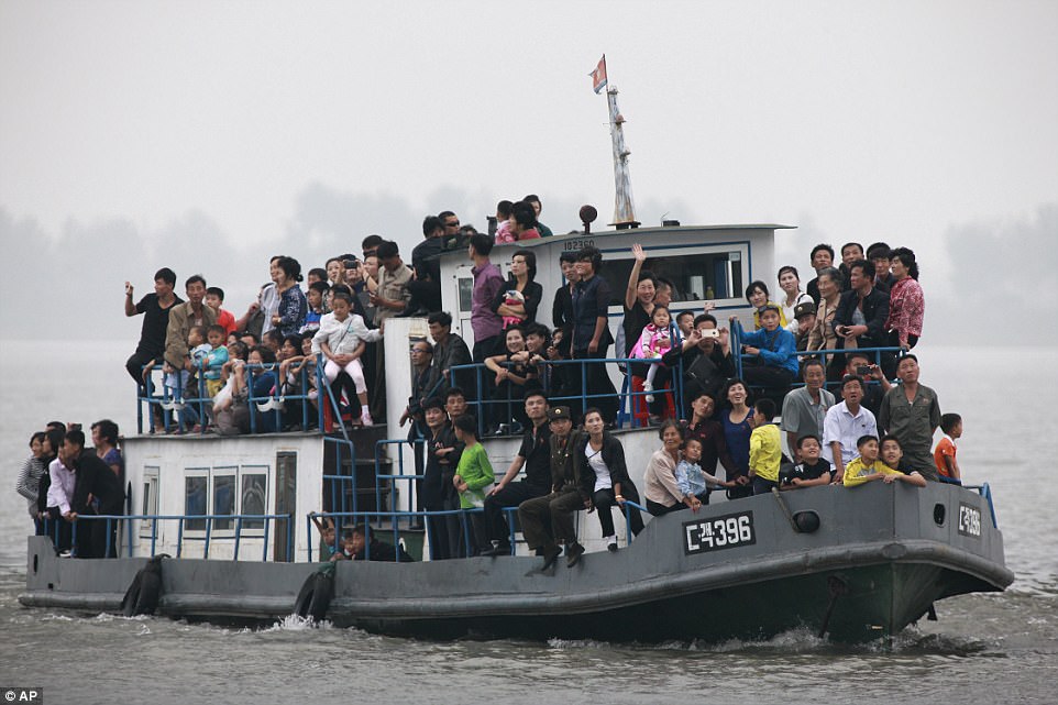 Mặc thế giới, dân Triều Tiên vui tươi đi du thuyền - 2