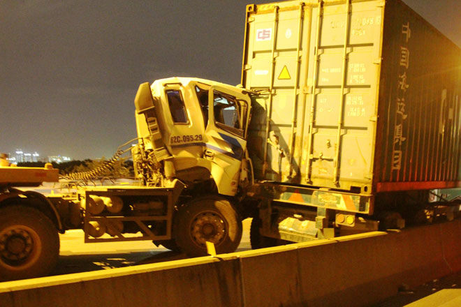 3 xe container đâm nhau tại dốc cầu “chết chóc” ở Sài Gòn 3 xe container đâm nhau tại dốc cầu “chết chóc” ở Sài Gòn