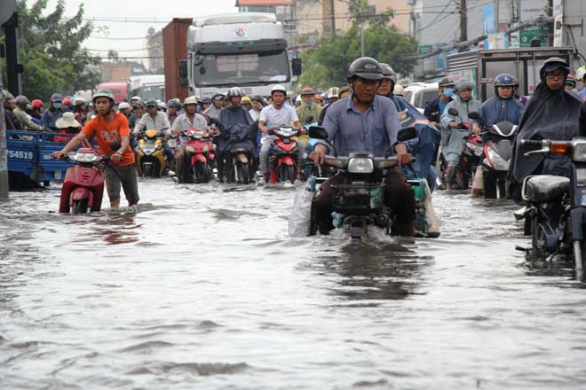 Bão số 10 khiến đường Sài Gòn ngập sâu, Biên Hòa thành “sông” Bão số 10 khiến đường Sài Gòn ngập sâu, Biên Hòa thành “sông”