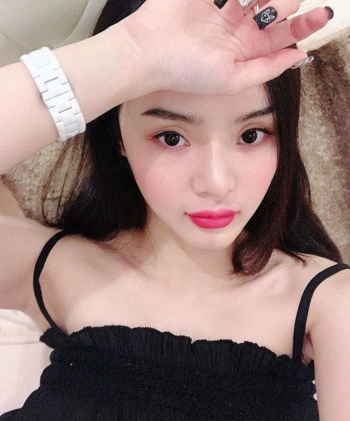 Không kém chị, em gái Angela Phương Trinh cũng có bờ môi "ảo thuật" - 3