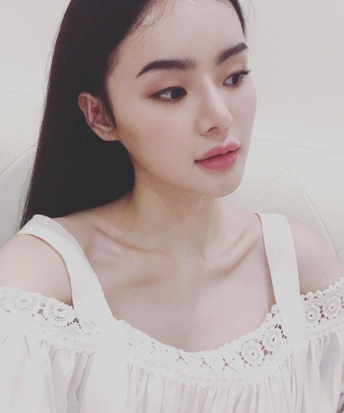Không kém chị, em gái Angela Phương Trinh cũng có bờ môi "ảo thuật" - 7