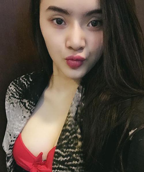 Không kém chị, em gái Angela Phương Trinh cũng có bờ môi "ảo thuật" - 17