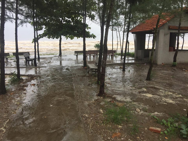 CẬP NHẬT bão số 10: Bão đã đổ bộ vào đất liền Hà Tĩnh, 1 người chết - 4