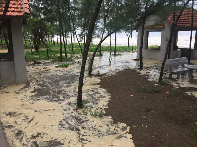 CẬP NHẬT bão số 10: Bão đã đổ bộ vào đất liền Hà Tĩnh, 1 người chết - 3