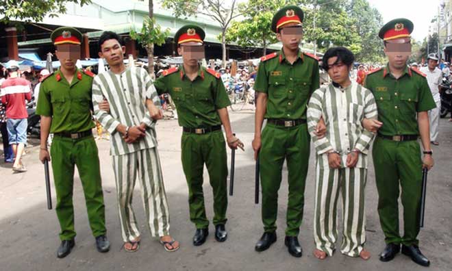 Bị cướp hiếp dâm khi bạn trai bỏ chạy vì bị đánh Bị cướp hiếp dâm khi bạn trai bỏ chạy vì bị đánh