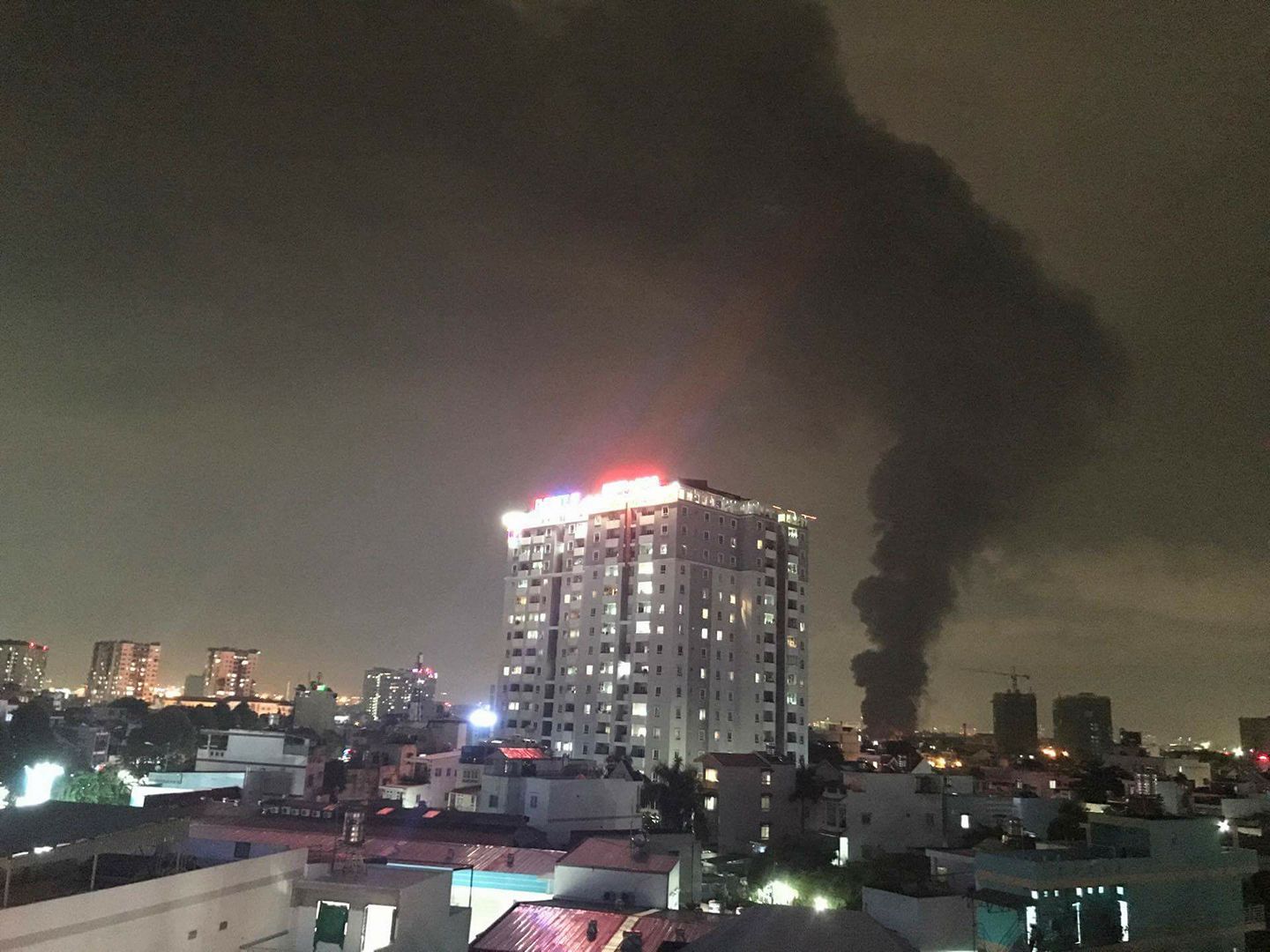 TP.HCM: Cháy dữ dội tại KCN Tân Bình, cột khói đen ngòm bốc cao hàng trăm mét TP.HCM: Cháy dữ dội tại KCN Tân Bình, cột khói đen ngòm bốc cao hàng trăm mét