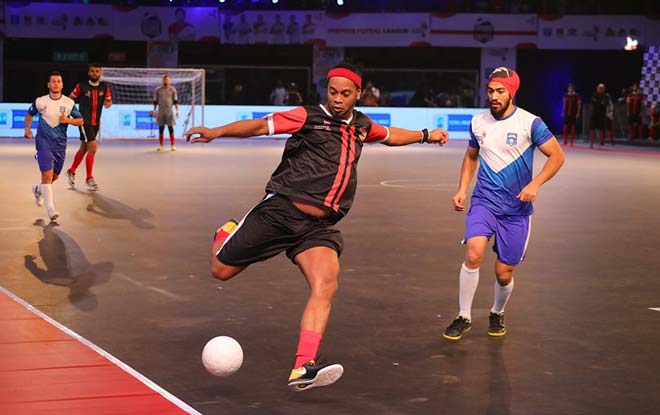 Ronaldinho ghi poker, suýt bị Giggs ngược dòng giải futsal Ronaldinho ghi poker, suýt bị Giggs ngược dòng giải futsal