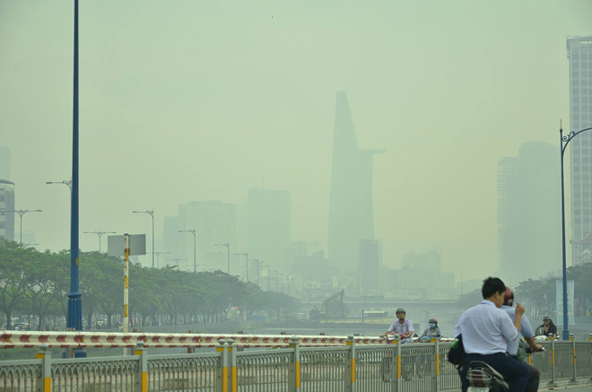 Nhiều tòa nhà ở Sài Gòn "mất tích" trong sương mù - 2